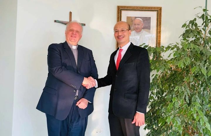 ឯកអគ្គរដ្ឋទូត Bui Le Thai និង Vatican Nuncio លោក Michael W Banach ប្រធានអង្គភាពការទូតនៅប្រទេសហុងគ្រី។