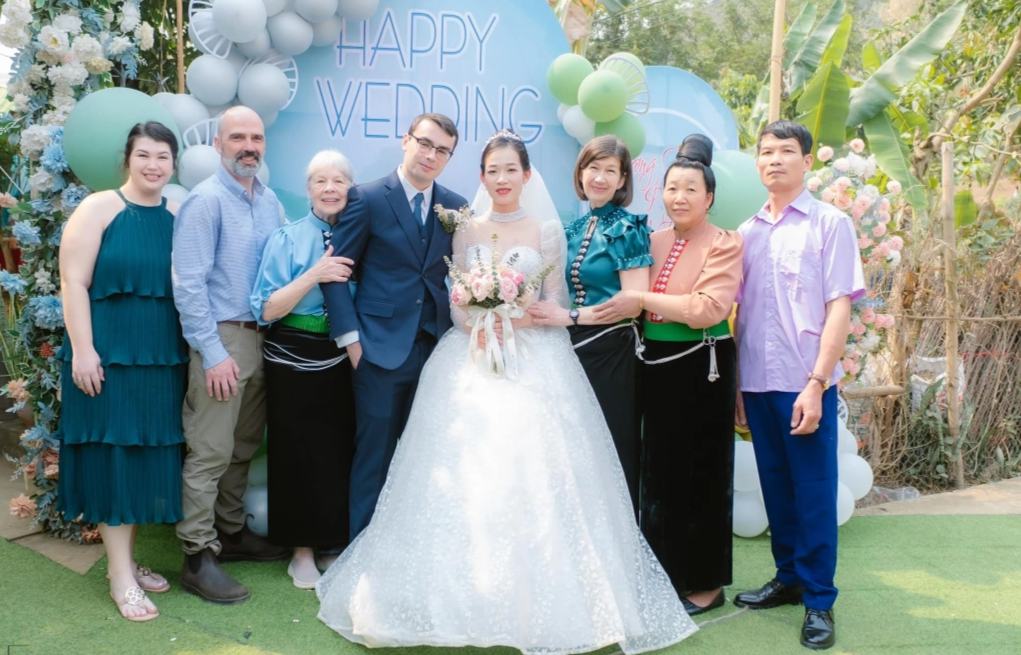 មង្គលការគូស្វាមីភរិយា Thuy - Henry ម្តងនេះ បង្កឲ្យក្តៅខ្លួនពេញបណ្ដាញសង្គម។ មង្គលការគូស្វាមីភរិយា Thuy - Henry ម្តងនេះ បង្កឲ្យក្តៅខ្លួនពេញបណ្ដាញសង្គម។