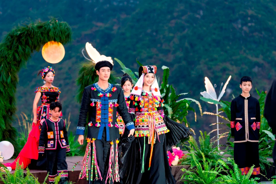 នៅពេល​ម៉ូដត្រូវបាន​បង្កើត​ឡើង​វិញ​នូវ​ពិធី​មង្គលការ​ប្រពៃណី​របស់​ជន​ជាតិ​ភាគ​តិច​វៀតណាម