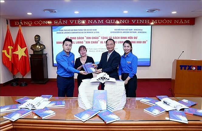 សមមិត្ត Le Duy Truyen អតីតអគ្គនាយករង VNA អនុប្រធានសមាគមមិត្តភាពវៀតណាម-វ៉េណេស៊ុយអេឡា និងជាទីប្រឹក្សាស្ថានទូតវេណេស៊ុយអេឡាប្រចាំនៅវៀតណាម Cora Fernandez ប្រគល់សៀវភៅ “ជំរាបសួរ” ដល់សម្ព័ន្ធយុវជនរបស់ទីភ្នាក់ងារសារព័ត៌មានវៀតណាម សមមិត្ត Le Duy Truyen អតីតអគ្គនាយករង VNA អនុប្រធានសមាគមមិត្តភាពវៀតណាម-វ៉េណេស៊ុយអេឡា និងជាទីប្រឹក្សាស្ថានទូតវេណេស៊ុយអេឡាប្រចាំនៅវៀតណាម Cora Fernandez ប្រគល់សៀវភៅ “ជំរាបសួរ” ដល់សម្ព័ន្ធយុវជនរបស់ទីភ្នាក់ងារសារព័ត៌មានវៀតណាម