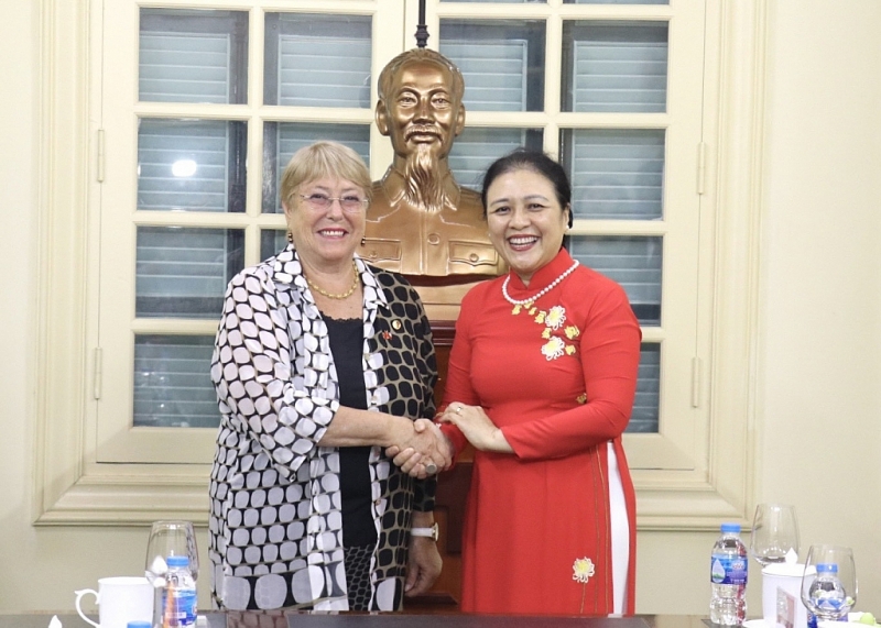 ប្រធាន VUFO លោក Nguyen Phuong Nga (ស្តាំ) ស្វាគមន៍អតីតប្រធានាធិបតីឈីលី Michelle Bachelet