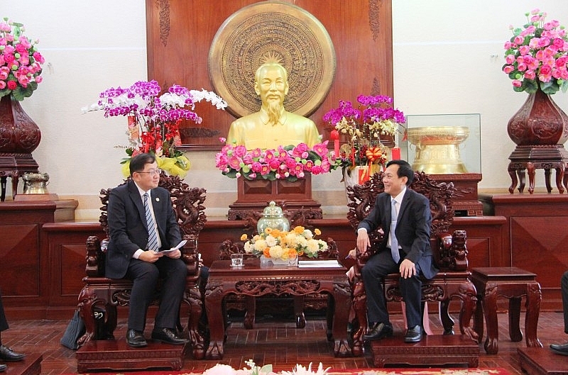 ឯកអគ្គរដ្ឋទូតវិសាមញ្ញ និងពេញសមត្ថភាពម៉ាឡេស៊ីប្រចាំនៅវៀតណាម និងថ្នាក់ដឹកនាំគណៈកម្មាធិការប្រជាជនទីក្រុង Can Tho បានជួបសន្ទនាយ៉ាងស្និទ្ធស្នាលនៅឯពិធីទទួល។ ឯកអគ្គរដ្ឋទូតវិសាមញ្ញ និងពេញសមត្ថភាពម៉ាឡេស៊ីប្រចាំនៅវៀតណាម និងថ្នាក់ដឹកនាំគណៈកម្មាធិការប្រជាជនទីក្រុង Can Tho បានជួបសន្ទនាយ៉ាងស្និទ្ធស្នាលនៅឯពិធីទទួល។