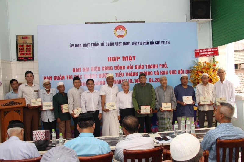 An Giang និងទីក្រុងហូជីមិញ ជូនអំណោយដល់សហគមន៍ឥស្លាមក្នុងឱកាសបុណ្យរ៉ាម៉ាដានឆ្នាំ ២០២៤ An Giang និងទីក្រុងហូជីមិញ ជូនអំណោយដល់សហគមន៍ឥស្លាមក្នុងឱកាសបុណ្យរ៉ាម៉ាដានឆ្នាំ ២០២៤