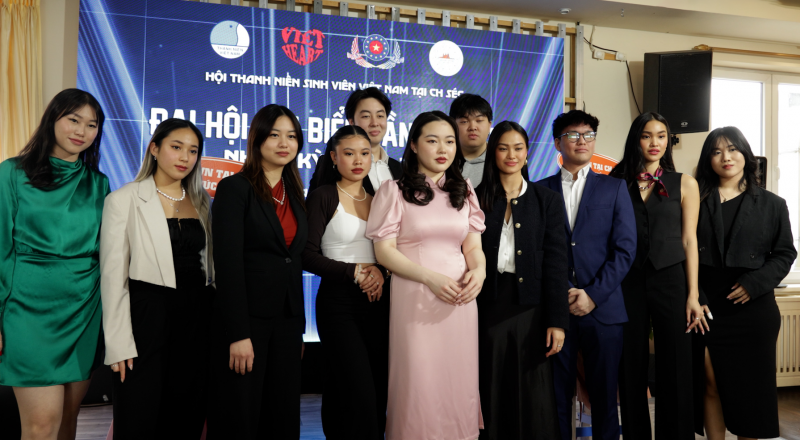 លើកកម្ពស់ការជួយឧបត្ថម្ភការសិក្សា និងការតម្រង់ទិសអាជីពសម្រាប់យុវជន និងនិស្សិតវៀតណាមនៅសាធារណរដ្ឋឆែក