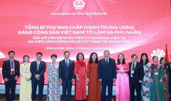 អគ្គលេខាបក្ស To Lam និងភរិយាជាមួយមន្ត្រី និយោជិតនៃទីភ្នាក់ងារតំណាង និងតំណាងសហគមន៍វៀតណាមនៅសិង្ហបុរី។