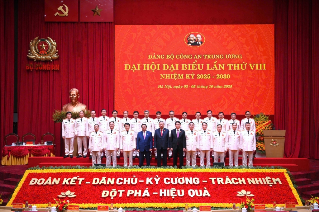 នគរបាលប្រជាជនគឺជា «ក្រុមដែលមានវិន័យល្អបំផុត ស្មោះត្រង់បំផុត និងជិតស្និទ្ធបំផុតជាមួយប្រជាជន» ដែលរួមចំណែកដល់ការសម្រេចបាននូវគោលដៅយុទ្ធសាស្ត្ររបស់បក្សដោយជ