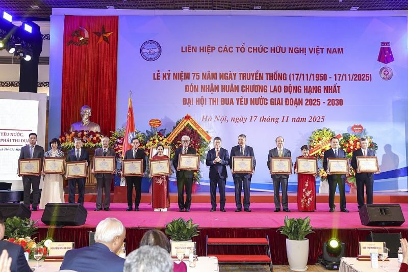 សុន្ទរកថាក្នុងឱកាសរំលឹកខួបលើកទី ៧៥ នៃទិវាប្រពៃណីនៃសហភាពអង្គការមិត្តភាពវៀតណាម សុន្ទរកថាក្នុងឱកាសរំលឹកខួបលើកទី ៧៥ នៃទិវាប្រពៃណីនៃសហភាពអង្គការមិត្តភាពវៀតណាម