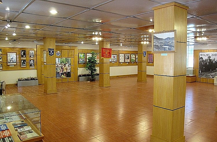 Quang Tri - MCNV Memorial House មានទីតាំងនៅក្នុងបរិវេណមហាវិទ្យាល័យវេជ្ជសាស្ត្រ Quang Tri ជាកន្លែងដែលវត្ថុបុរាណរបស់មន្ទីរពេទ្យហូឡង់ចាស់ត្រូវបានរក្សាទុក។ Quang Tri - MCNV Memorial House មានទីតាំងនៅក្នុងបរិវេណមហាវិទ្យាល័យវេជ្ជសាស្ត្រ Quang Tri ជាកន្លែងដែលវត្ថុបុរាណរបស់មន្ទីរពេទ្យហូឡង់ចាស់ត្រូវបានរក្សាទុក។