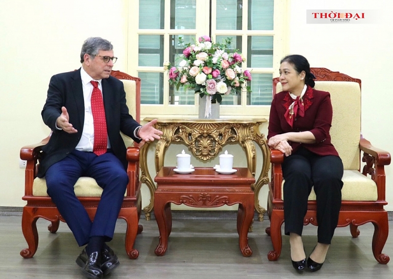 ប្រធាន VUFO លោក Nguyen Phuong Nga (ស្តាំ) ជួបពិភាក្សាជាមួយលោក Marco Farani ឯកអគ្គរដ្ឋទូតប្រេស៊ីលប្រចាំនៅវៀតណាមក្នុងជំនួប 