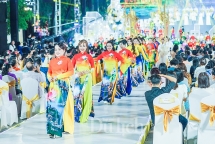 ភ្ញៀវអន្តរជាតិជិត ៥០០ ពាន់នាក់មកទស្សនាពិធីបុណ្យ Ao Dai ទីក្រុងហូជីមិញឆ្នាំ ២០២៤