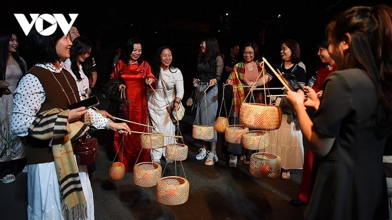 “រាត្រីពិសិដ្ឋនៅលើភ្នំ Nghia Linh៖ ដំណើរត្រឡប់ទៅរកឫសគល់” “រាត្រីពិសិដ្ឋនៅលើភ្នំ Nghia Linh៖ ដំណើរត្រឡប់ទៅរកឫសគល់”