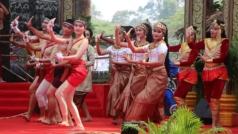 របាំប្រពៃណីខ្មែរក្នុងឱកាសបុណ្យចូលឆ្នាំថ្មី។ របាំប្រពៃណីខ្មែរក្នុងឱកាសបុណ្យចូលឆ្នាំថ្មី។