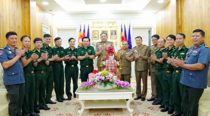 លោក ប៉ែន កុសល អភិបាលខេត្តត្បូងឃ្មុំ បានប្រគល់អំណោយដើម្បីថ្លែងអំណរគុណដល់គណៈប្រតិភូមន្ត្រីមកពីបញ្ជាការដ្ឋានកងការពារព្រំដែនខេត្ត។ លោក ប៉ែន កុសល អភិបាលខេត្តត្បូងឃ្មុំ បានប្រគល់អំណោយដើម្បីថ្លែងអំណរគុណដល់គណៈប្រតិភូមន្ត្រីមកពីបញ្ជាការដ្ឋានកងការពារព្រំដែនខេត្ត។