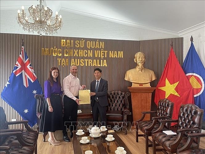 ភរិយា និងស្វាមីលោក Glenn Mathews បានប្រគល់សៀវភៅកំណត់ហេតុរបស់យុទ្ធជនពលី Vo Van Cong ជូនចំពោះតំណាងស្ថានទូតវៀតណាមប្រចាំប្រទេសអូស្ត្រាលី គឺលោកទីប្រឹក្សាអមស្ថានទូត Nghiem Xuan Hoa។ ភរិយា និងស្វាមីលោក Glenn Mathews បានប្រគល់សៀវភៅកំណត់ហេតុរបស់យុទ្ធជនពលី Vo Van Cong ជូនចំពោះតំណាងស្ថានទូតវៀតណាមប្រចាំប្រទេសអូស្ត្រាលី គឺលោកទីប្រឹក្សាអមស្ថានទូត Nghiem Xuan Hoa។