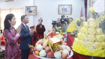 រៀបចំពិធីបុណ្យរំលឹកគុណស្តេច Hung យ៉ាងអធិកអធមនៅប្រទេសឡាវ