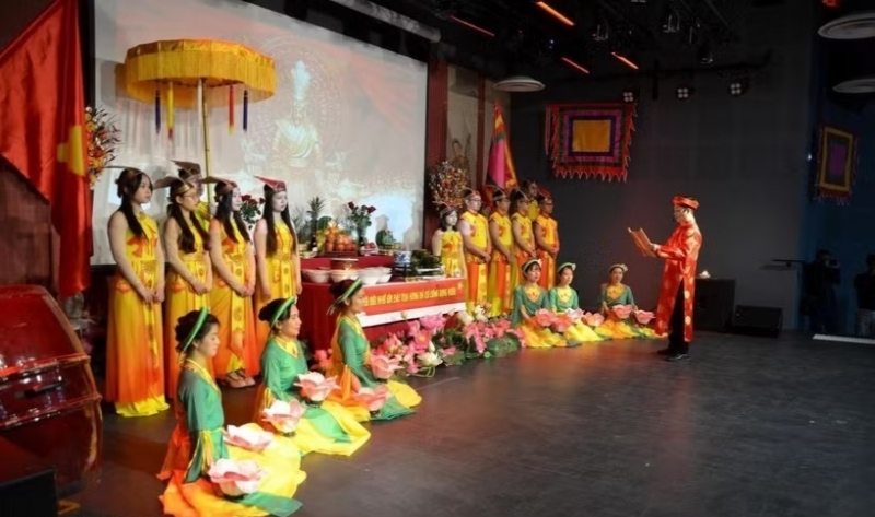 ពិធីសូត្រអត្ថបទបន់ស្រន់នៅចំពោះមុខអាសនៈបូជាស្តេច Hung នៅទីក្រុងប៉ារីស (ប្រទេសបារាំង)។ ពិធីសូត្រអត្ថបទបន់ស្រន់នៅចំពោះមុខអាសនៈបូជាស្តេច Hung នៅទីក្រុងប៉ារីស (ប្រទេសបារាំង)។