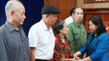 ប្រធានគណៈកម្មាធិការមជ្ឈិមរណសិរ្សមាតុភូមិវៀតណាម លោកស្រី Bui Thi Minh Hoai អញ្ជើញសួរសុខទុក្ខ និងប្រគល់អំណោយជូនគ្រួសារគោលនយោបាយនៅ Ninh Binh និង Thanh Hoa