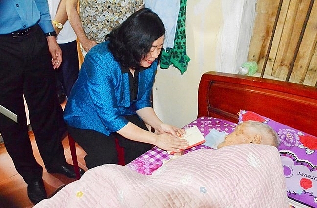 ប្រធានគណៈកម្មាធិការមជ្ឈិមរណសិរ្សមាតុភូមិវៀតណាម លោកស្រី Bui Thi Minh Hoai អញ្ជើញសួរសុខទុក្ខ និងប្រគល់អំណោយជូនគ្រួសារគោលនយោបាយនៅ Ninh Binh និង Thanh Hoa ប្រធានគណៈកម្មាធិការមជ្ឈិមរណសិរ្សមាតុភូមិវៀតណាម លោកស្រី Bui Thi Minh Hoai អញ្ជើញសួរសុខទុក្ខ និងប្រគល់អំណោយជូនគ្រួសារគោលនយោបាយនៅ Ninh Binh និង Thanh Hoa