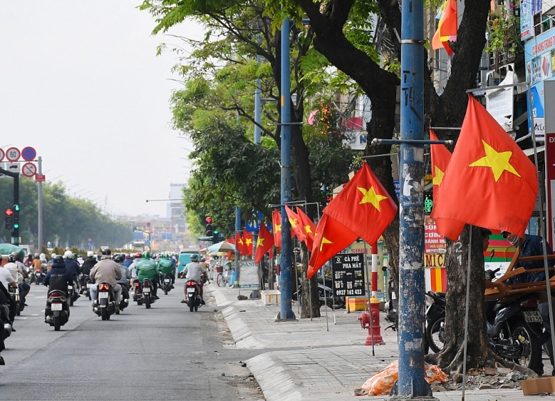 ទីក្រុងហូជីមិញ រំលេចដោយពណ៌នៃទង់ជ័យ និងបុប្ផា ដើម្បីអបអរសាទរបុណ្យ ៣០ មេសា ទីក្រុងហូជីមិញ រំលេចដោយពណ៌នៃទង់ជ័យ និងបុប្ផា ដើម្បីអបអរសាទរបុណ្យ ៣០ មេសា