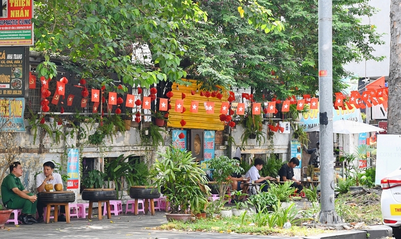 ទីក្រុងហូជីមិញ រំលេចដោយពណ៌នៃទង់ជ័យ និងបុប្ផា ដើម្បីអបអរសាទរបុណ្យ ៣០ មេសា ទីក្រុងហូជីមិញ រំលេចដោយពណ៌នៃទង់ជ័យ និងបុប្ផា ដើម្បីអបអរសាទរបុណ្យ ៣០ មេសា