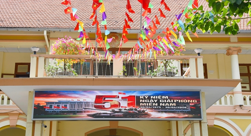 ទីក្រុងហូជីមិញ រំលេចដោយពណ៌នៃទង់ជ័យ និងបុប្ផា ដើម្បីអបអរសាទរបុណ្យ ៣០ មេសា ទីក្រុងហូជីមិញ រំលេចដោយពណ៌នៃទង់ជ័យ និងបុប្ផា ដើម្បីអបអរសាទរបុណ្យ ៣០ មេសា