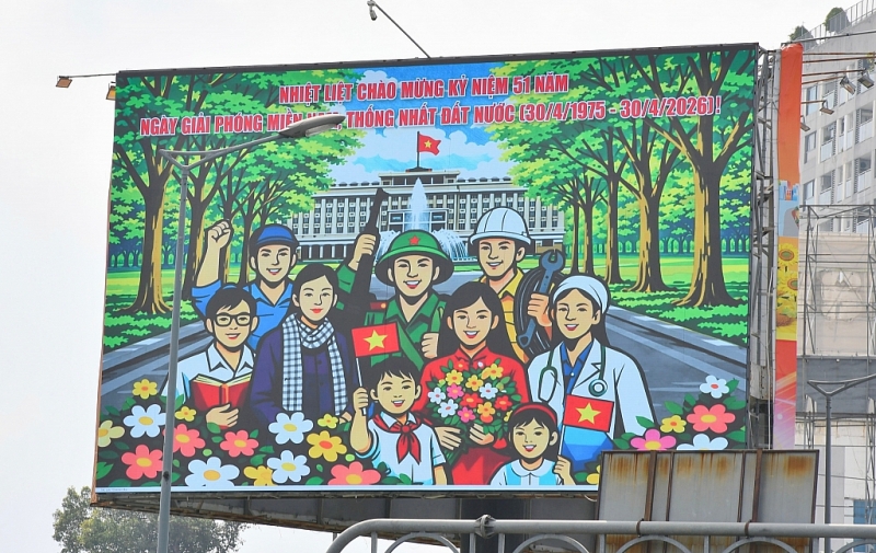 ទីក្រុងហូជីមិញ រំលេចដោយពណ៌នៃទង់ជ័យ និងបុប្ផា ដើម្បីអបអរសាទរបុណ្យ ៣០ មេសា ទីក្រុងហូជីមិញ រំលេចដោយពណ៌នៃទង់ជ័យ និងបុប្ផា ដើម្បីអបអរសាទរបុណ្យ ៣០ មេសា