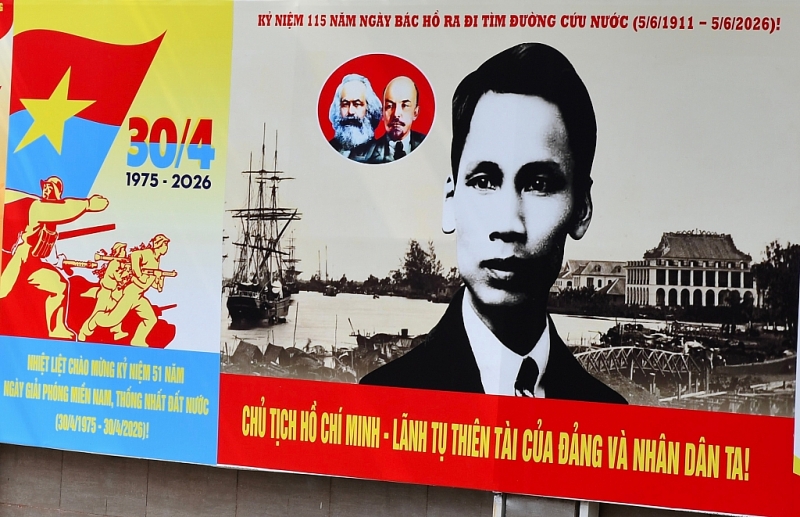 ទីក្រុងហូជីមិញ រំលេចដោយពណ៌នៃទង់ជ័យ និងបុប្ផា ដើម្បីអបអរសាទរបុណ្យ ៣០ មេសា ទីក្រុងហូជីមិញ រំលេចដោយពណ៌នៃទង់ជ័យ និងបុប្ផា ដើម្បីអបអរសាទរបុណ្យ ៣០ មេសា