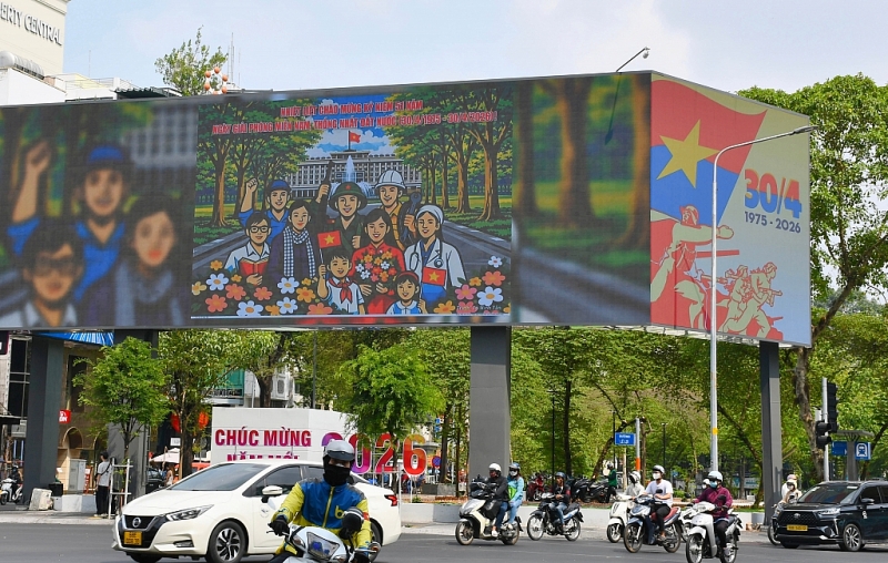 ទីក្រុងហូជីមិញ រំលេចដោយពណ៌នៃទង់ជ័យ និងបុប្ផា ដើម្បីអបអរសាទរបុណ្យ ៣០ មេសា ទីក្រុងហូជីមិញ រំលេចដោយពណ៌នៃទង់ជ័យ និងបុប្ផា ដើម្បីអបអរសាទរបុណ្យ ៣០ មេសា