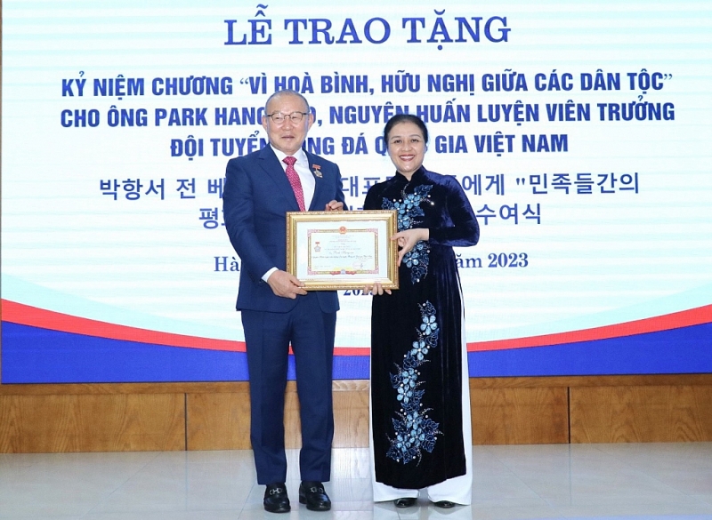 ប្រធាន VUFO Nguyen Phuong Nga ប្រគល់មេដាយ “ដើម្បីសន្តិភាព និងមិត្តភាពក្នុងចំណោមប្រជាជាតិ” ជូនលោក Park Hang-seo