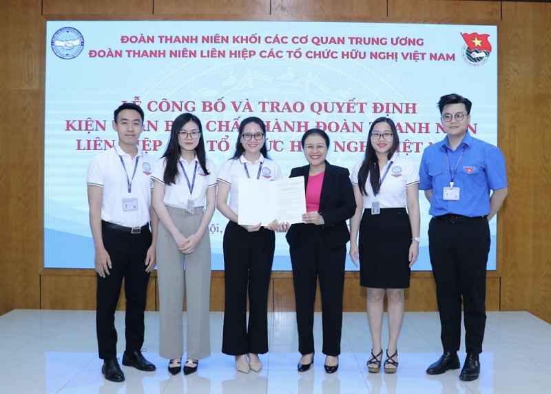 ប្រធាន VUFO លោក Nguyen Phuong Nga (ទី៤ ពីឆ្វេង) ប្រគល់សេចក្តីសម្រេចបង្រួបបង្រួមក្រុមប្រឹក្សាប្រតិបត្តិនៃសម្ព័ន្ធយុវជន VUFO សម្រាប់អាណត្តិ ២០២២-២០២៧ ប្រធាន VUFO លោក Nguyen Phuong Nga (ទី៤ ពីឆ្វេង) ប្រគល់សេចក្តីសម្រេចបង្រួបបង្រួមក្រុមប្រឹក្សាប្រតិបត្តិនៃសម្ព័ន្ធយុវជន VUFO សម្រាប់អាណត្តិ ២០២២-២០២៧