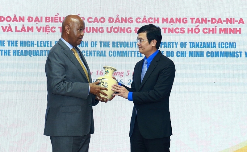 លេខាទីមួយនៃគណៈកម្មាធិការមជ្ឈិមសម្ព័ន្ធយុវជនកុម្មុយនិស្តហូជីមិញ លោក Bui Quang Huy ជូនវត្ថុអនុស្សាវរីយ៍ដល់សមាជិកការិយាល័យនយោបាយ អនុប្រធាន CCM លោក Abdulrahman Omar Kinana