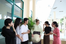 និស្សិតបែលហ្ស៊ិកបង្រៀនភាសាអង់គ្លេសដោយឥតគិតថ្លៃដល់មិត្តភក្តិវៀតណាម