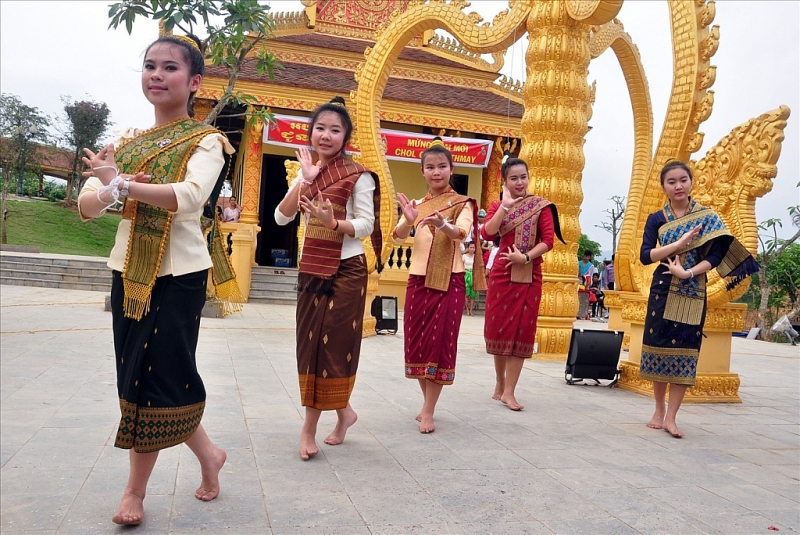 បុណ្យចូលឆ្នាំថ្មីប្រពៃណីជាតិខ្មែរ៖ នៅពេលដែលប្រជាជនខ្មែរទទួលអំណរឆ្នាំថ្មីតាមរយៈពិធីសាសនា ការជួបជុំ និងការចែករំលែក