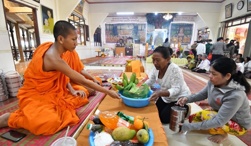 បុណ្យចូលឆ្នាំថ្មីប្រពៃណីជាតិខ្មែរ៖ នៅពេលដែលប្រជាជនខ្មែរទទួលអំណរឆ្នាំថ្មីតាមរយៈពិធីសាសនា ការជួបជុំ និងការចែករំលែក
