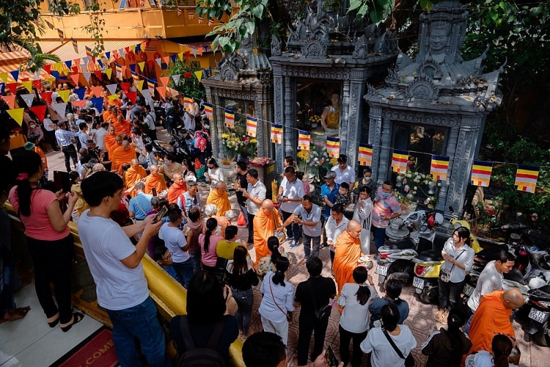 បុណ្យចូលឆ្នាំថ្មីប្រពៃណីជាតិខ្មែរ៖ នៅពេលដែលប្រជាជនខ្មែរទទួលអំណរឆ្នាំថ្មីតាមរយៈពិធីសាសនា ការជួបជុំ និងការចែករំលែក