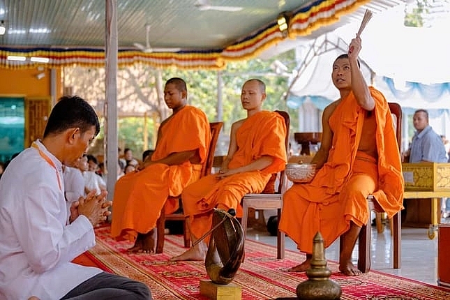 ពលករខ្មែរដែលនៅឆ្ងាយពីស្រុកកំណើត ចូលរួមអបអរសាទរបុណ្យចូលឆ្នាំថ្មីប្រពៃណីជាតិខ្មែរ នៅវត្ត Tong Kim Quang ពលករខ្មែរដែលនៅឆ្ងាយពីស្រុកកំណើត ចូលរួមអបអរសាទរបុណ្យចូលឆ្នាំថ្មីប្រពៃណីជាតិខ្មែរ នៅវត្ត Tong Kim Quang