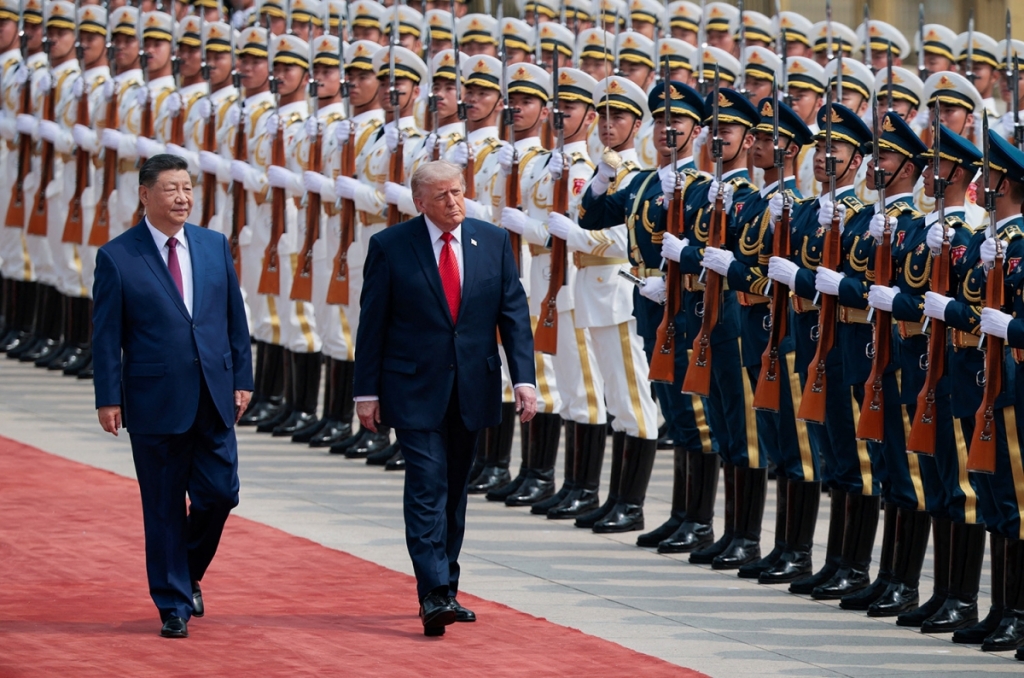 ប្រធានាធិបតីអាមេរិក លោក Donald Trump ពិនិត្យកងទ័ពកិត្តិយសក្នុងពិធីទទួលបដិសណ្ឋារកិច្ច រួមជាមួយប្រធានរដ្ឋចិន លោក Xi Jinping នៅមហាវិមានប្រជាជន។