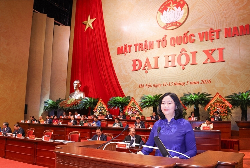 លោកស្រី Bui Thi Minh Hoai សមាជិកការិយាល័យនយោបាយ លេខាមជ្ឈិមបក្ស លេខាគណៈកម្មាធិការបក្សរណសិរ្សមាតុភូមិ និងបណ្តាអង្គការមហាជនមជ្ឈិម ប្រធានគណៈកម្មាធិការមជ្ឈិមរណសិរ្សមាតុភូមិវៀតណាម អាណត្តិទី XI ថ្លែងមតិទទួលភារកិច្ច។ លោកស្រី Bui Thi Minh Hoai សមាជិកការិយាល័យនយោបាយ លេខាមជ្ឈិមបក្ស លេខាគណៈកម្មាធិការបក្សរណសិរ្សមាតុភូមិ និងបណ្តាអង្គការមហាជនមជ្ឈិម ប្រធានគណៈកម្មាធិការមជ្ឈិមរណសិរ្សមាតុភូមិវៀតណាម អាណត្តិទី XI ថ្លែងមតិទទួលភារកិច្ច។