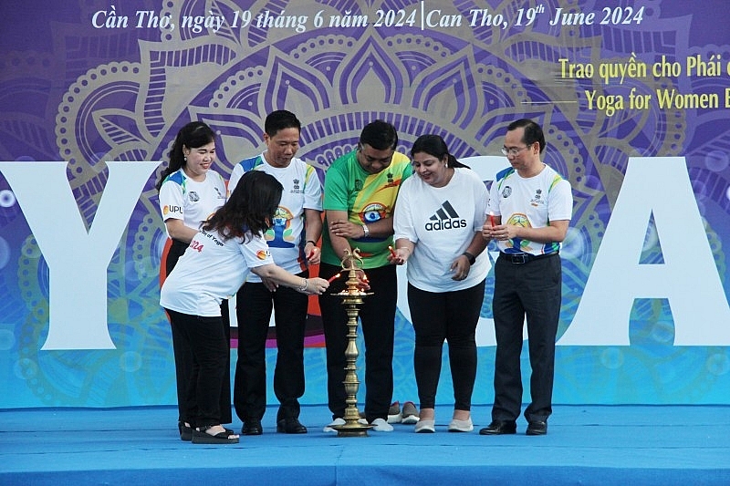 មនុស្សជិត ១,០០០ នាក់ចូលរួមក្នុងទិវា Yoga អន្តរជាតិឆ្នាំ ២០២៤ នៅទីក្រុង Can Tho មនុស្សជិត ១,០០០ នាក់ចូលរួមក្នុងទិវា Yoga អន្តរជាតិឆ្នាំ ២០២៤ នៅទីក្រុង Can Tho
