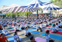 មនុស្សជិត ១,០០០ នាក់ចូលរួមក្នុងទិវា Yoga អន្តរជាតិឆ្នាំ ២០២៤ នៅទីក្រុង Can Tho