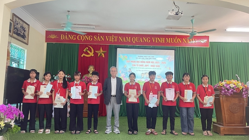 JVPF រួមដំណើរជាមួយសិស្សានុសិស្សមានជីវភាពលំបាក និងជនរងគ្រោះដោយសារសារធាតុពុលគីមីពណ៌លឿងទុំនៅខេត្តបាក់និញ JVPF រួមដំណើរជាមួយសិស្សានុសិស្សមានជីវភាពលំបាក និងជនរងគ្រោះដោយសារសារធាតុពុលគីមីពណ៌លឿងទុំនៅខេត្តបាក់និញ
