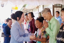 ការប្រគល់អំណោយចំនួន ១០០ ចំណែក ជូនដល់អាណិកជន និងប្រជាពលរដ្ឋដែលមានជីវភាពខ្វះខាត នៅក្នុងខេត្តចំប៉ាសាក់ (ប្រទេសឡាវ)
