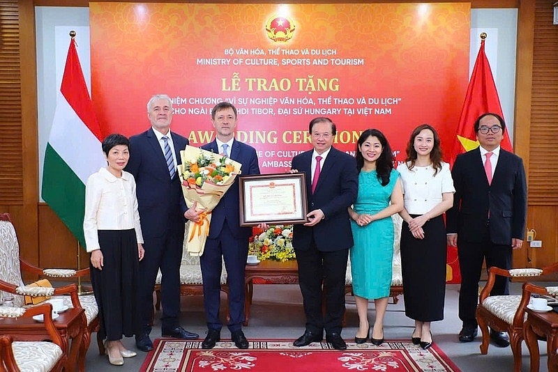 ការប្រគល់គ្រឿងឥស្សរិយយសអនុស្សាវរីយ៍ «ដើម្បីបុព្វហេតុវប្បធម៌ កីឡា និងទេសចរណ៍» ជូនដល់ឯកអគ្គរដ្ឋទូតហុងហ្គារីប្រចាំនៅវៀតណាម