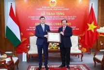 ការប្រគល់គ្រឿងឥស្សរិយយសអនុស្សាវរីយ៍ «ដើម្បីបុព្វហេតុវប្បធម៌ កីឡា និងទេសចរណ៍» ជូនដល់ឯកអគ្គរដ្ឋទូតហុងហ្គារីប្រចាំនៅវៀតណាម