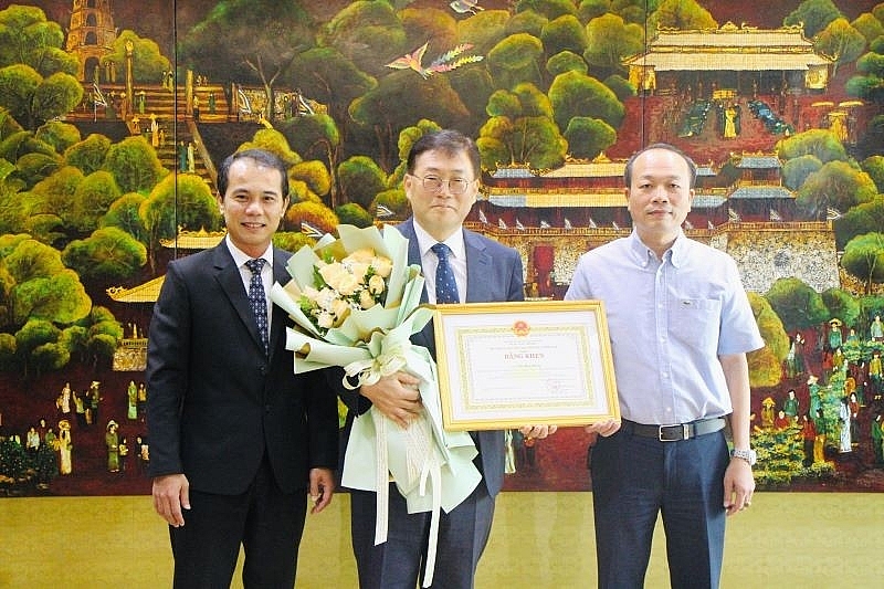 ទីក្រុង Hue បានប្រគល់ងារជា “ពលរដ្ឋកិត្តិយស” ដល់នាយក KOICA ប្រចាំនៅវៀតណាម ទីក្រុង Hue បានប្រគល់ងារជា “ពលរដ្ឋកិត្តិយស” ដល់នាយក KOICA ប្រចាំនៅវៀតណាម
