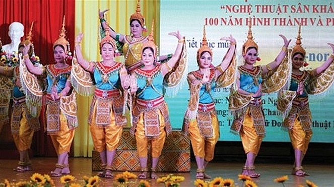 របាំ​ខ្មែរ​ប្លែក​ភ្នែក​ក្នុង​រូប​ថត​កាល​ពី​ជាង​១០០​ឆ្នាំ​មុន