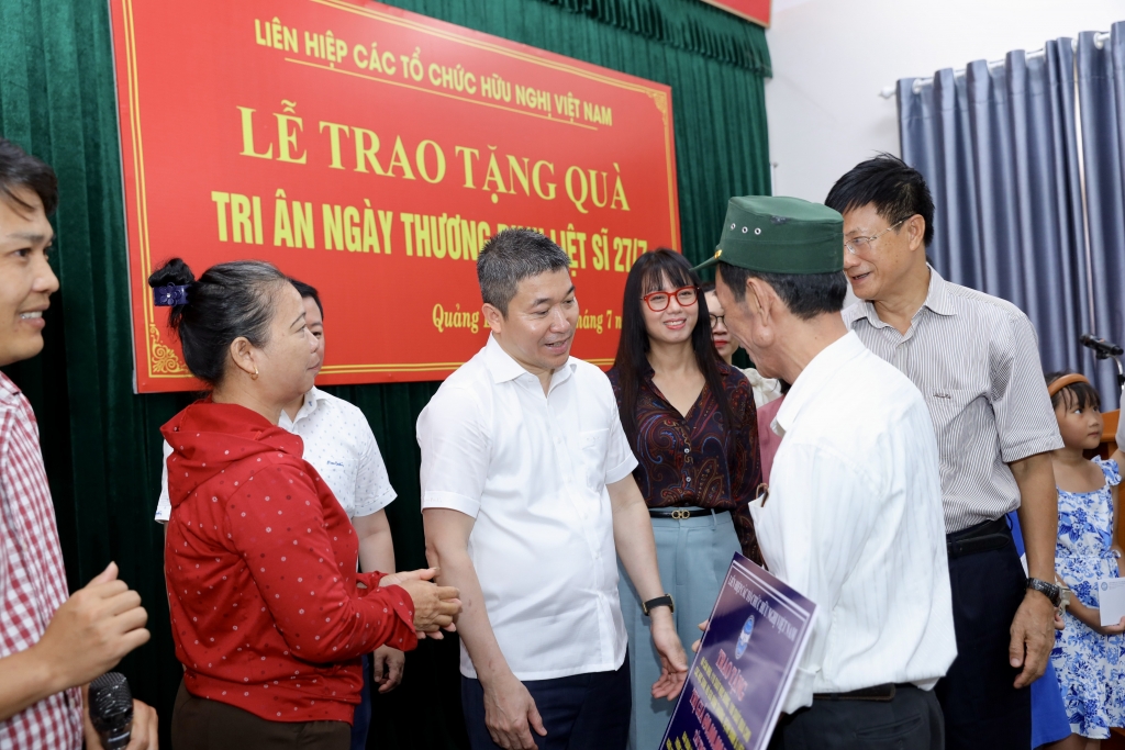 សម្ព័ន្ធអង្គការមិត្តភាពវៀតណាម អញ្ជើញគោរពគុណគ្រួសារយុទ្ធជនពិការ និងយុទ្ធជនពលីនៅ Quang Binh, Nghe An និង Quang Tri សម្ព័ន្ធអង្គការមិត្តភាពវៀតណាម អញ្ជើញគោរពគុណគ្រួសារយុទ្ធជនពិការ និងយុទ្ធជនពលីនៅ Quang Binh, Nghe An និង Quang Tri