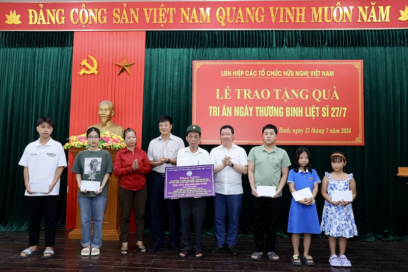 អនុប្រធានសម្ព័ន្ធអង្គការមិត្តភាពវៀតណាម Nguyen Ngoc Hung ប្រគល់អំណោយដល់គ្រួសារគោលនយោបាយ និងអាហារូបករណ៍ដល់សិស្សានុសិស្សមកពីគ្រួសារគោលនយោបាយនៅខេត្ត Quang Tri អនុប្រធានសម្ព័ន្ធអង្គការមិត្តភាពវៀតណាម Nguyen Ngoc Hung ប្រគល់អំណោយដល់គ្រួសារគោលនយោបាយ និងអាហារូបករណ៍ដល់សិស្សានុសិស្សមកពីគ្រួសារគោលនយោបាយនៅខេត្ត Quang Tri