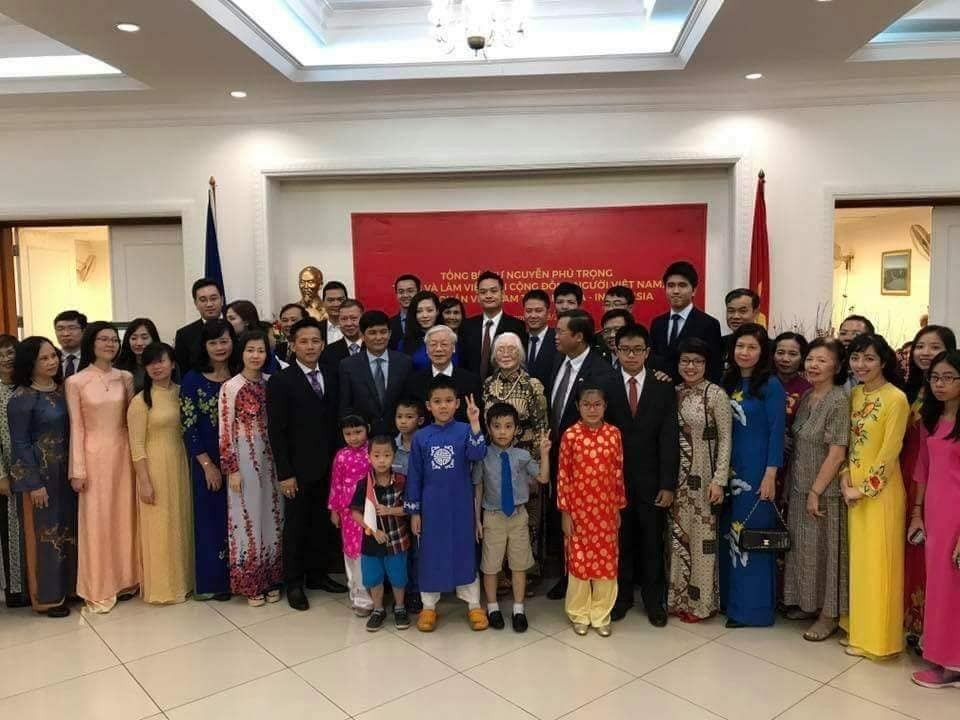 ស្បែក​ជើង​ចាស់​នៅ​ក្នុង​អាកាសធាតុ​ត្រជាក់នៅ​អឺរ៉ុប​របស់​អគ្គលេខា​បក្ស Nguyen Phu Trong
