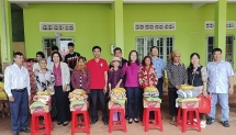 ប្រគល់អំណោយចំនួន ៤០០ ដល់ជនជាតិភាគតិចក្នុងឃុំចំនួន ៣ នៃខេត្ត Gia Lai